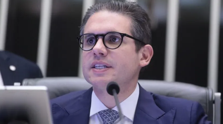 Motta recua e leva cassação de Zambelli ao plenário da Câmara